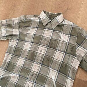 Cream/Tan Izod plaid short sleeve button-up shirt